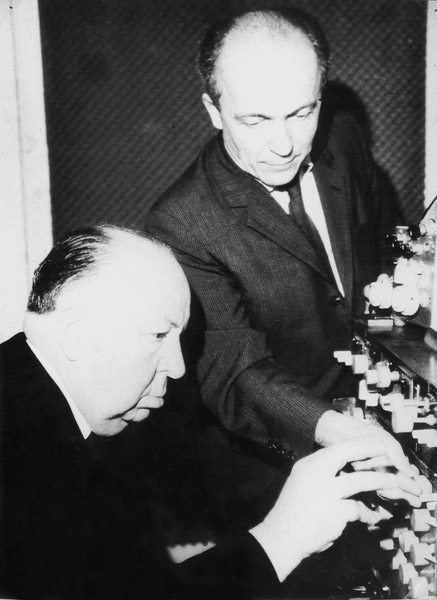 Alfred Hitchcock og Oskar Sala under indspilningen af lydsporet til »Fuglene«